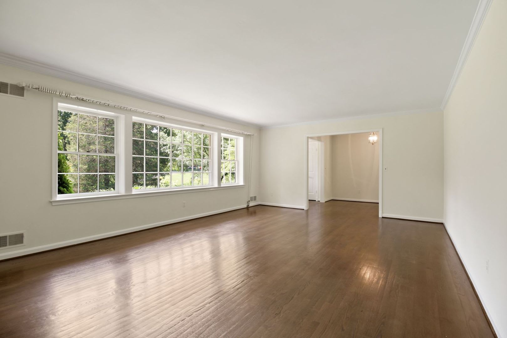 3 Bed 3 Bath Potomac Falls Rambler 2 Car Garage – photo 4