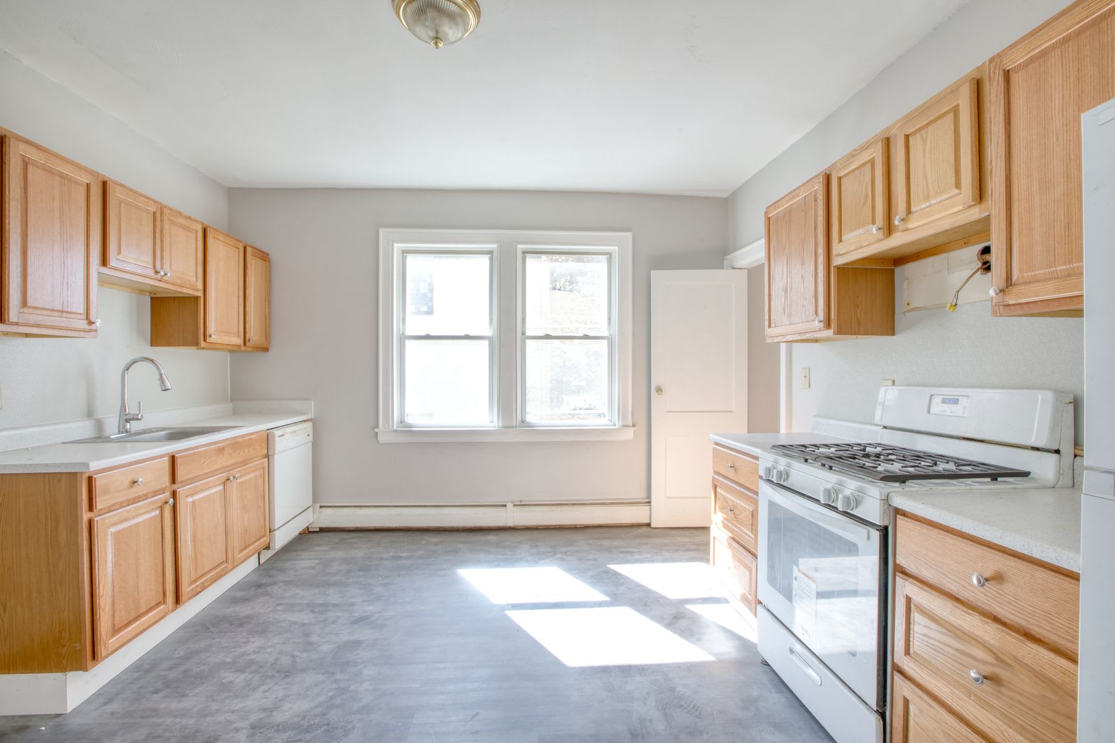 Newly Remodeled Spacious 3 Bedroom Apartment – photo 3