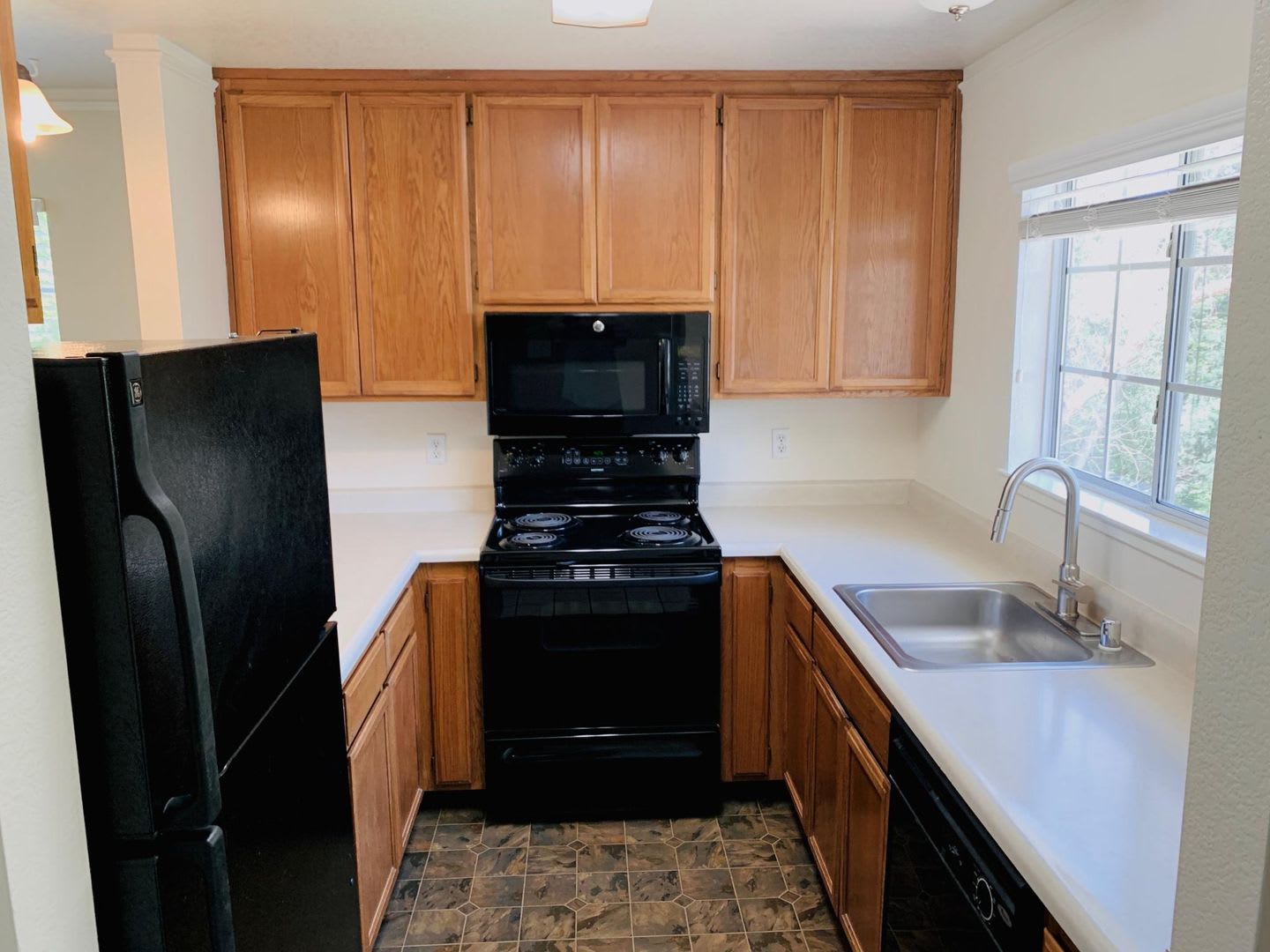 Beautiful Upstairs 2 Bedroom 2 Bath Unit Just Minutes From The Plaza – photo 3