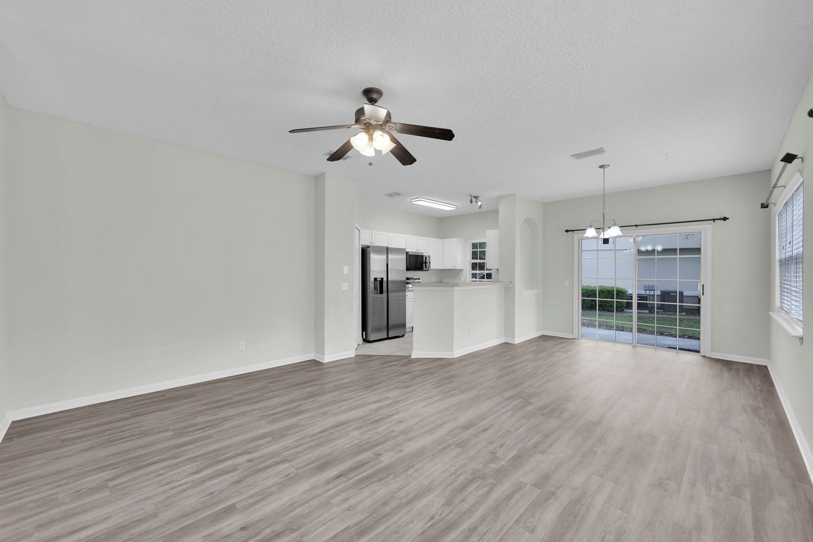 Bright and Spacious Townhome in Gate Community – photo 4