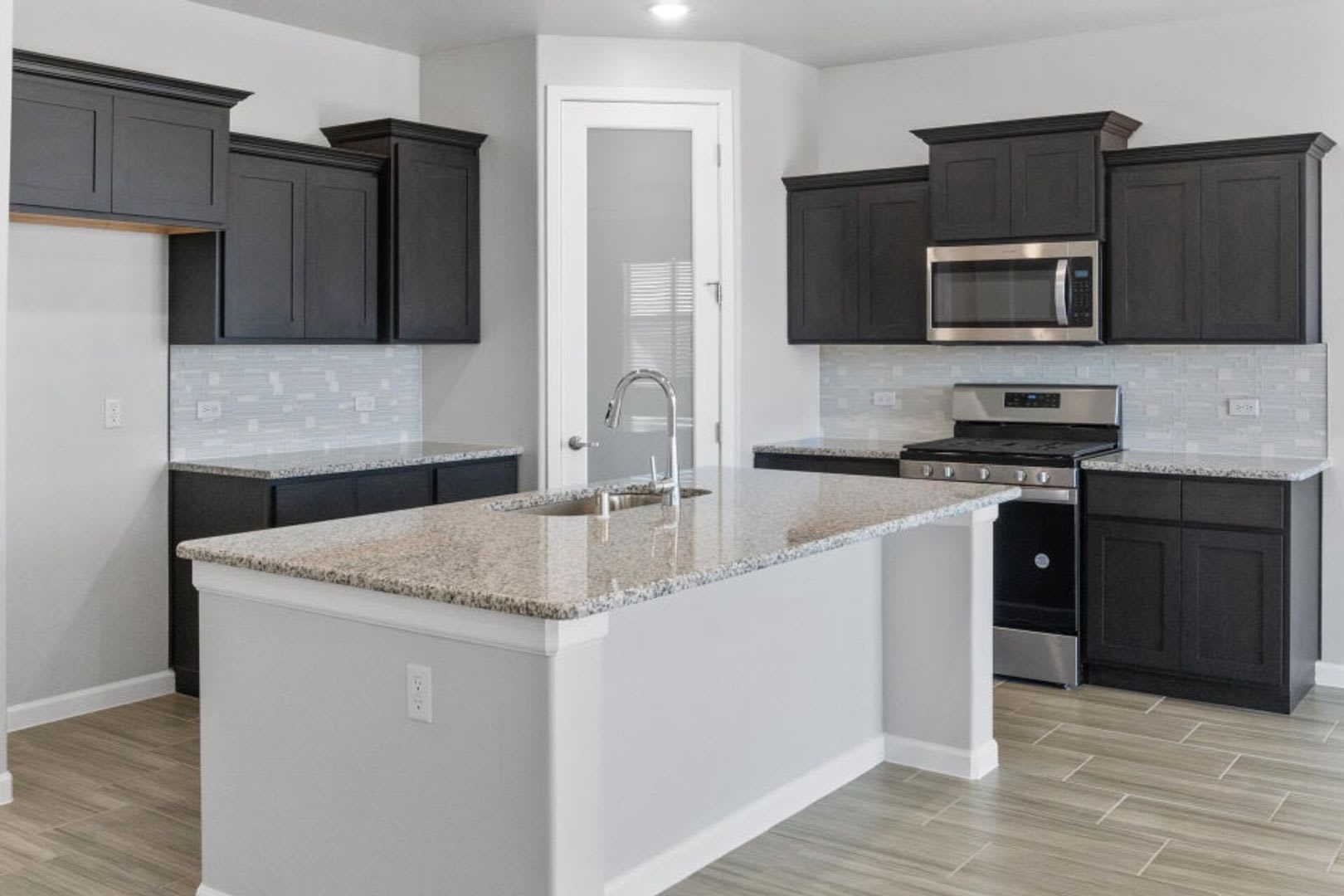 Move-in ready and designed with modern living in mind – photo 2