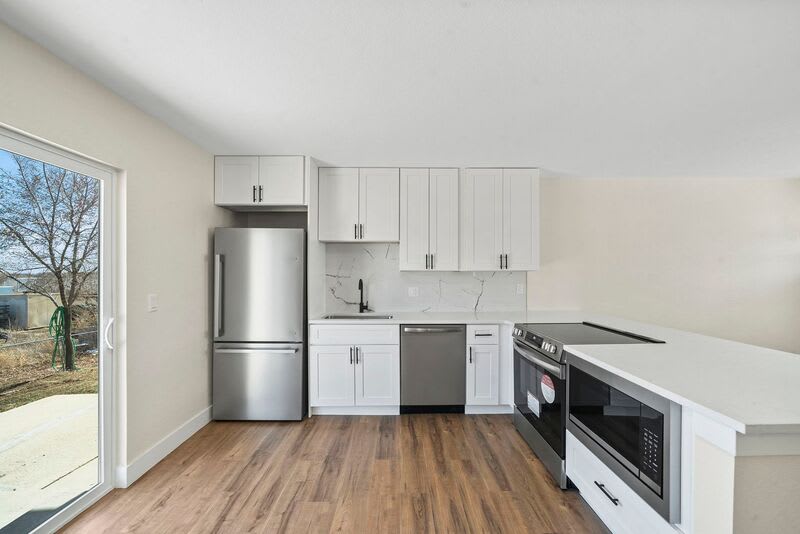 6364 Julian St – photo 2