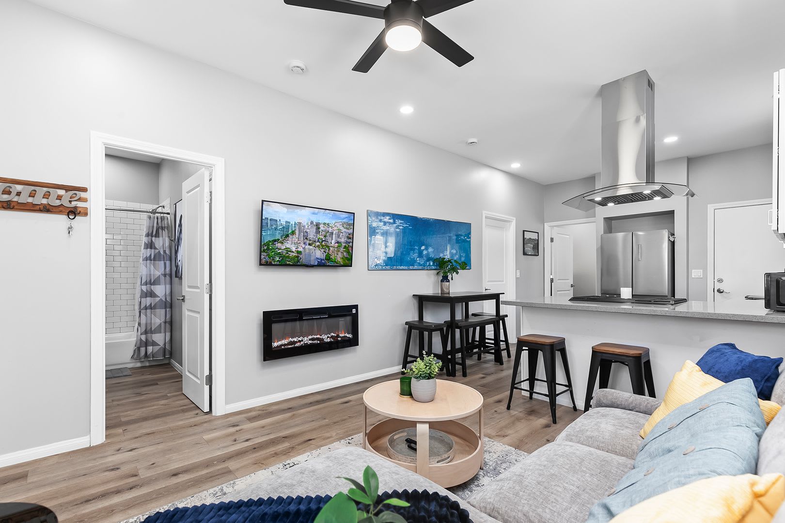 Newly furnished and remodeled 2 bed 2 bath! – photo 5