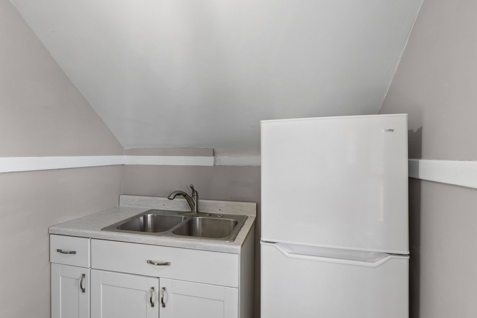 Charming 1 BR Upper Duplex in Heart of Northeast Minneapolis – photo 5