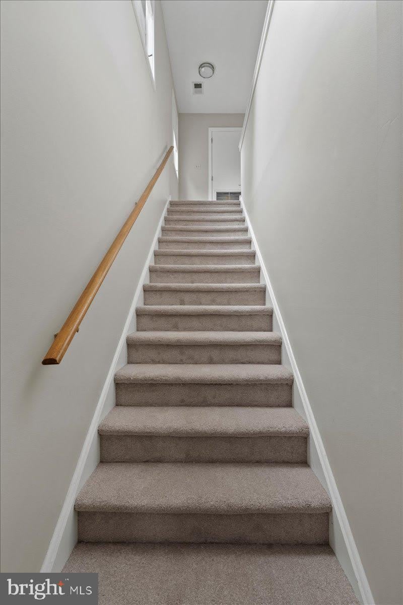 1 CENTER Street – photo 4