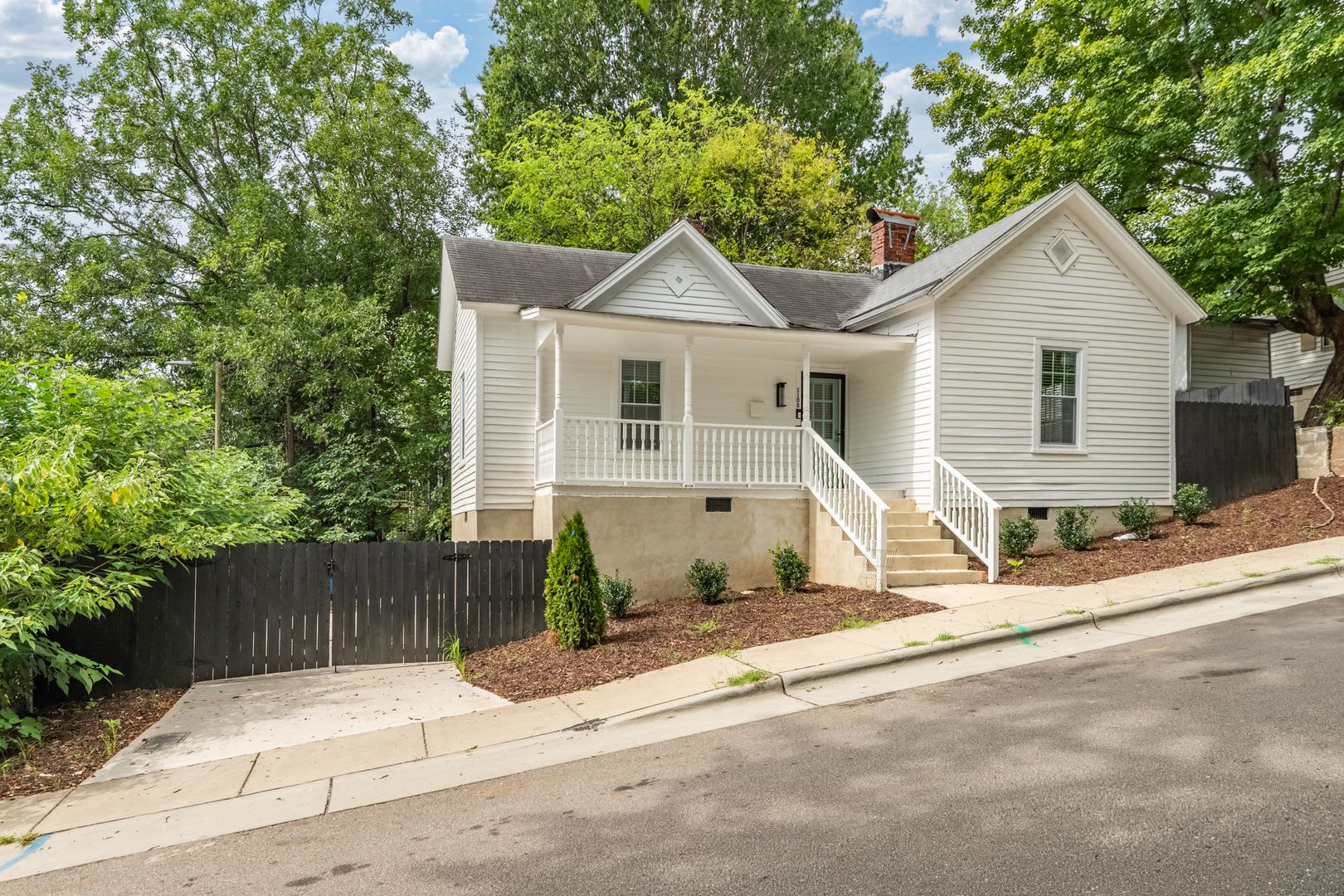 Charming 2 Bedroom 1 Bathroom Home Near Downtown Durham – photo 2
