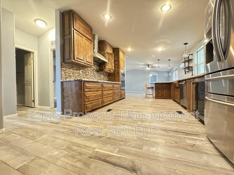 4879 N Monterey Dr – photo 3
