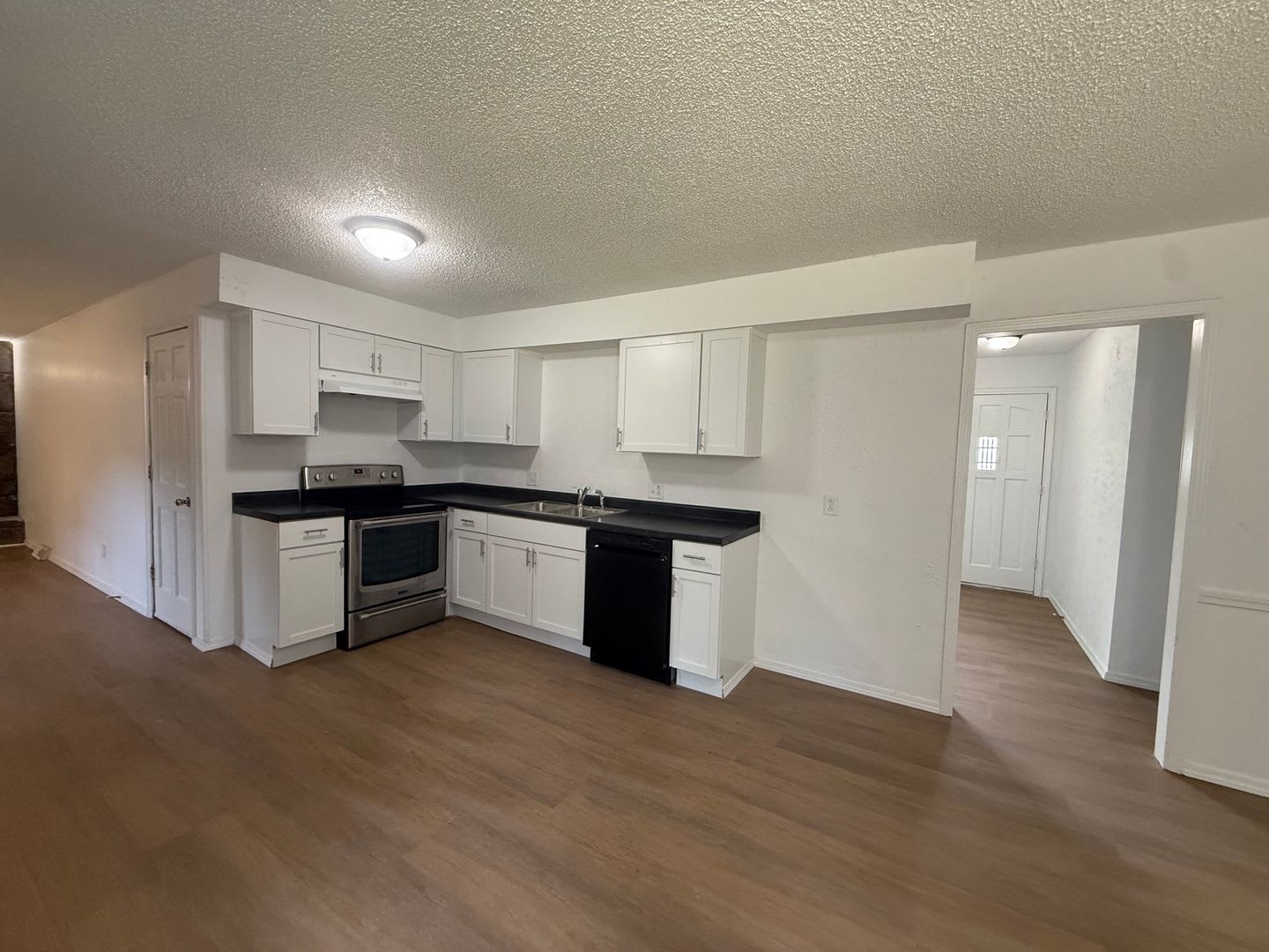 Recently Remodeled 3 Bed 2 Bath with 2 Car Garage AVAILABLE NOW! – photo 4