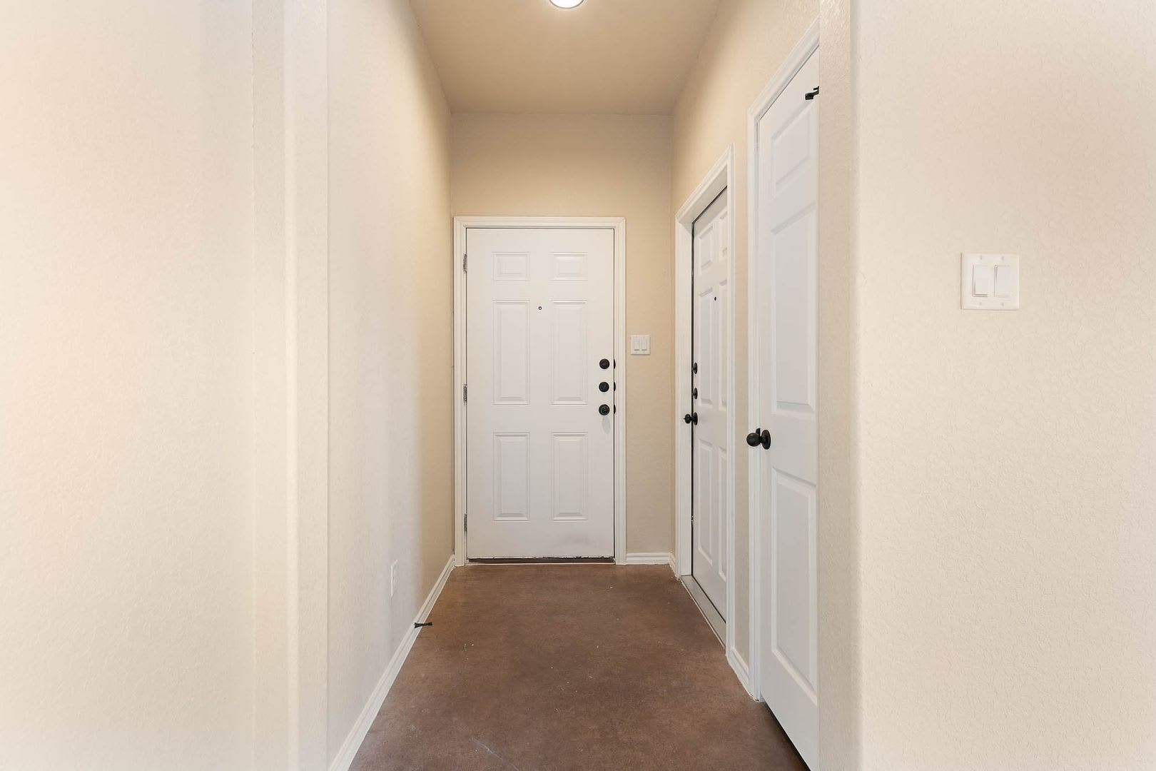 New Braunfels Tx 3 Bedroom With Stained Concrete Floors 2 Car Garage – photo 4