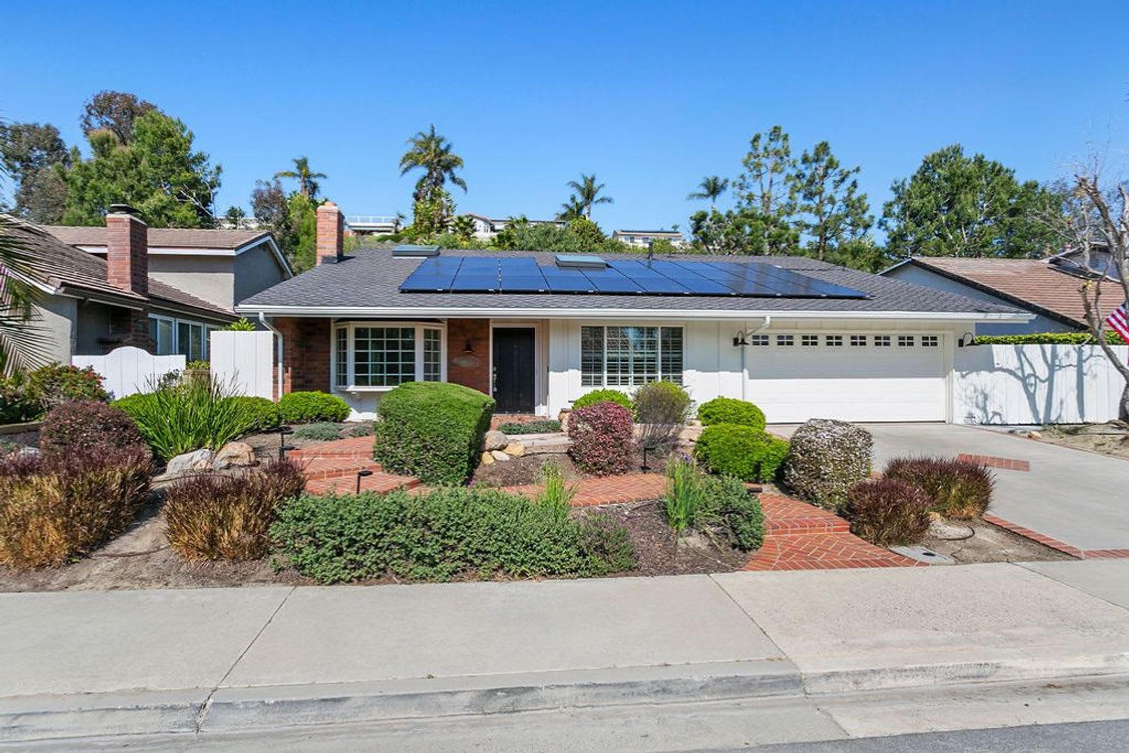Beautifully Furnished Designer Single-Level 3 Bedroom Home with Lake Mission Viejo Access! – photo 4