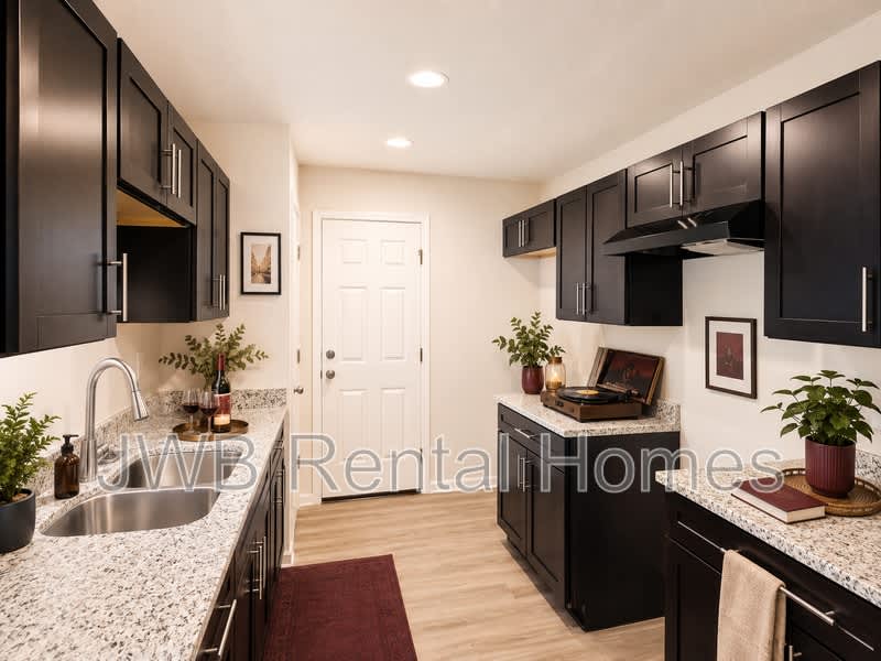 1562 32nd St W – photo 3