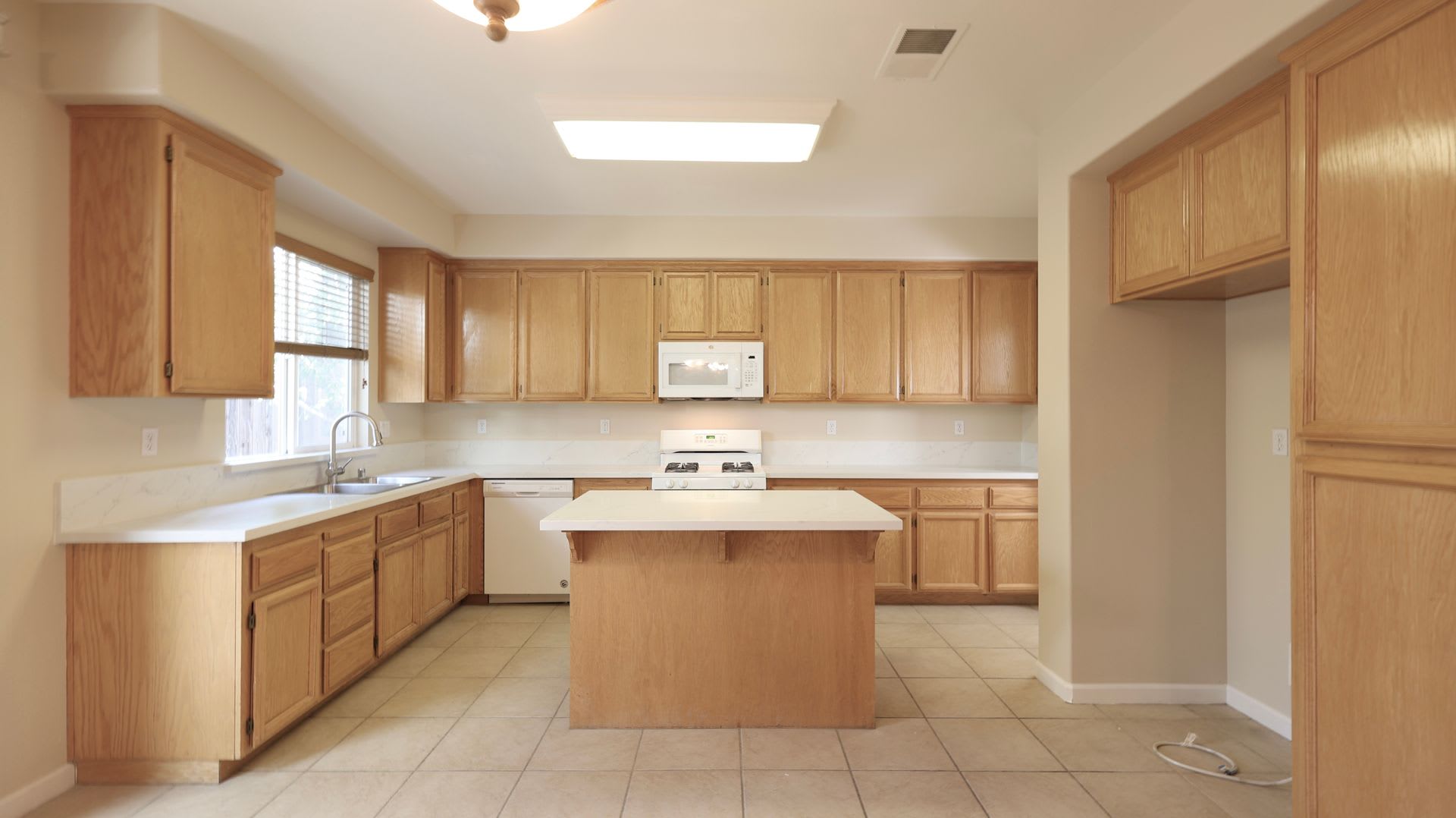 New Renovation* Prestigious Spacious 4 Bedroom – photo 2