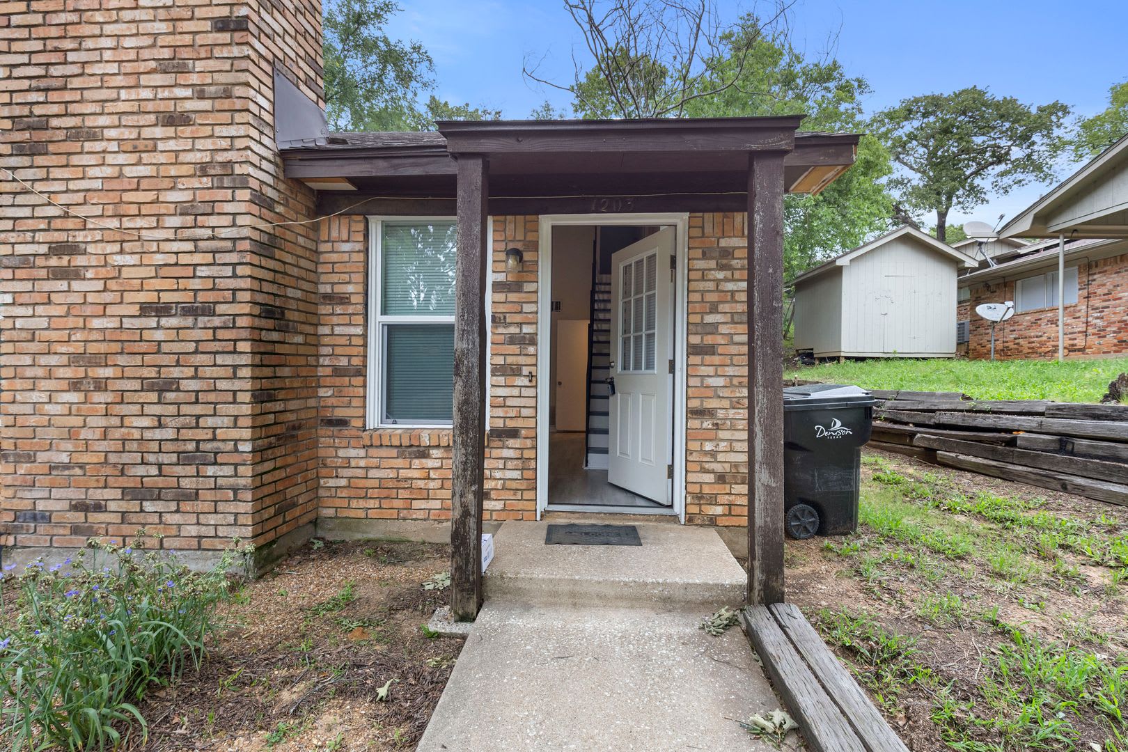 Welcome home to this charming 1-bedroom, 1.5-bath duplex nestled in a quiet neighborhood in Denison. – photo 1