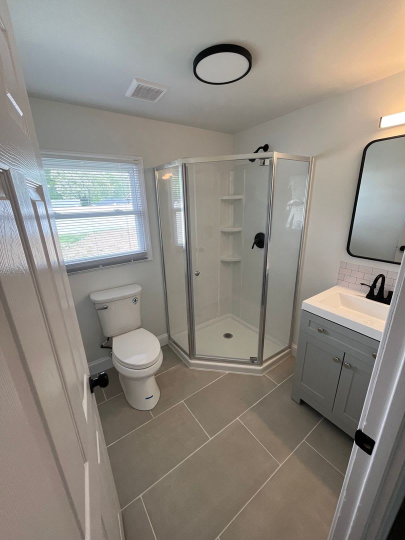 Beautiful brand new 4 bed 2 bath for Rent single home with yard in Levittown – photo 4