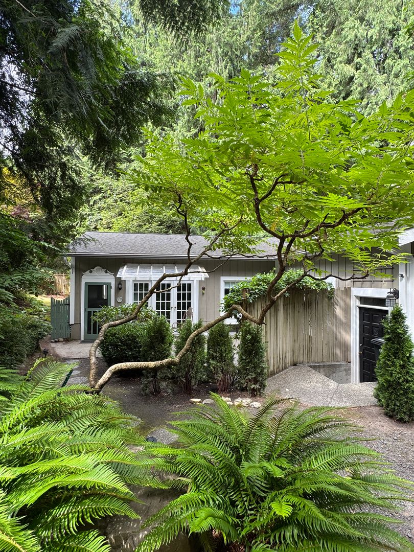 Charming Oversized One Bedroom Cottage Nestled Quietly Among A Beautiful Bainbridge Oasis – photo 5