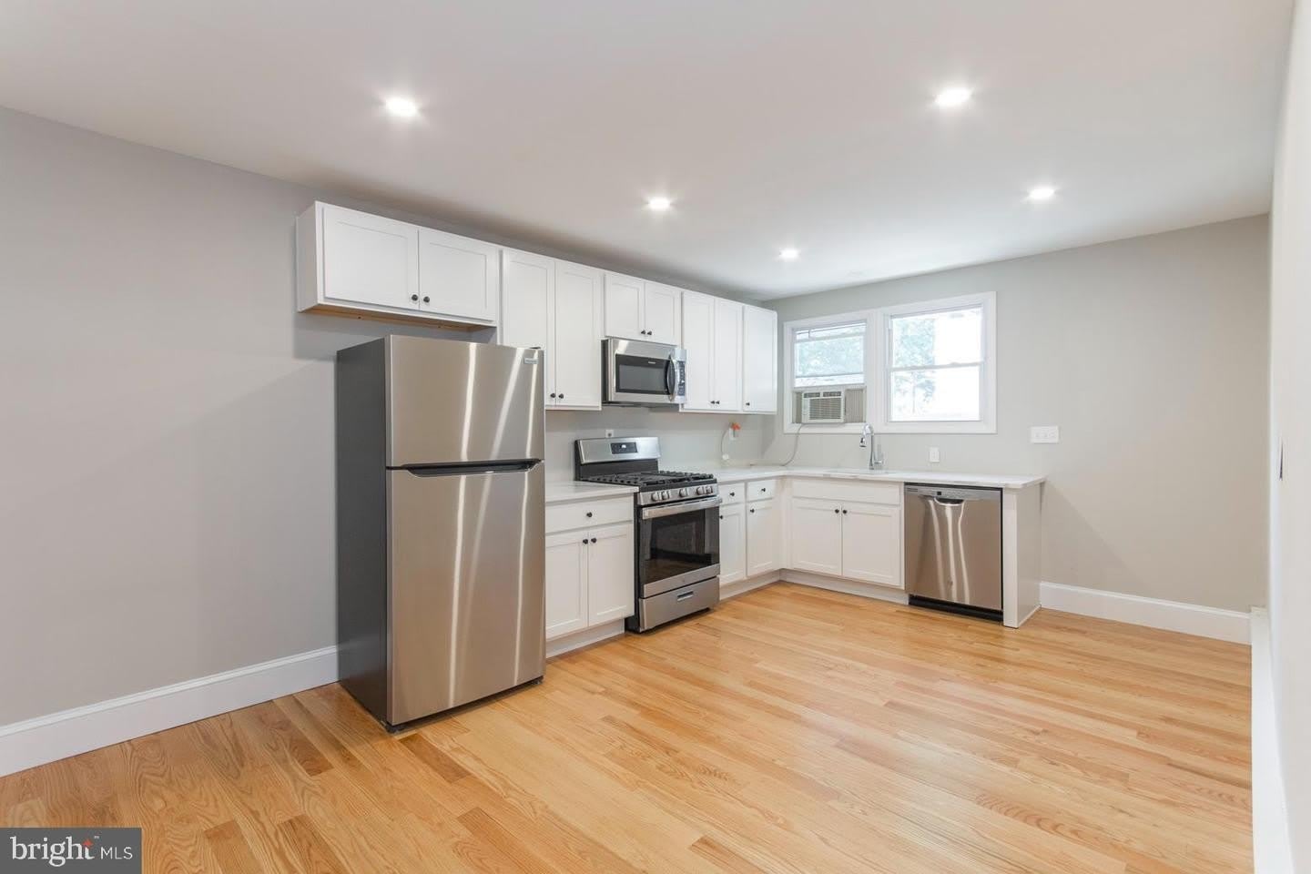 1600 W 10Th St 1 – photo 1