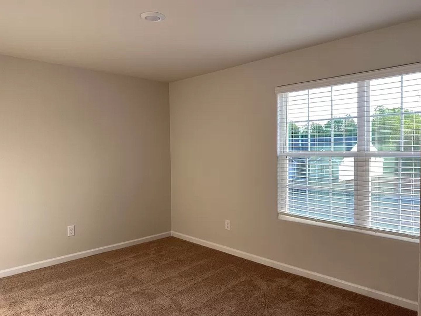 Room in 4 Bedroom Home at Fallen Tree Dr – photo 5