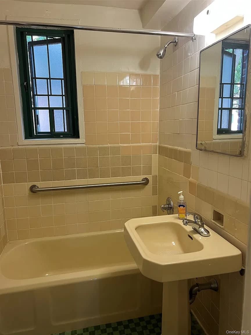 2465 38Th St Apt 4C – photo 2