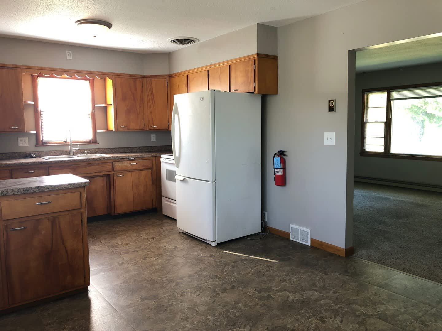 5 bed 2 Bath Single Family Home – photo 2