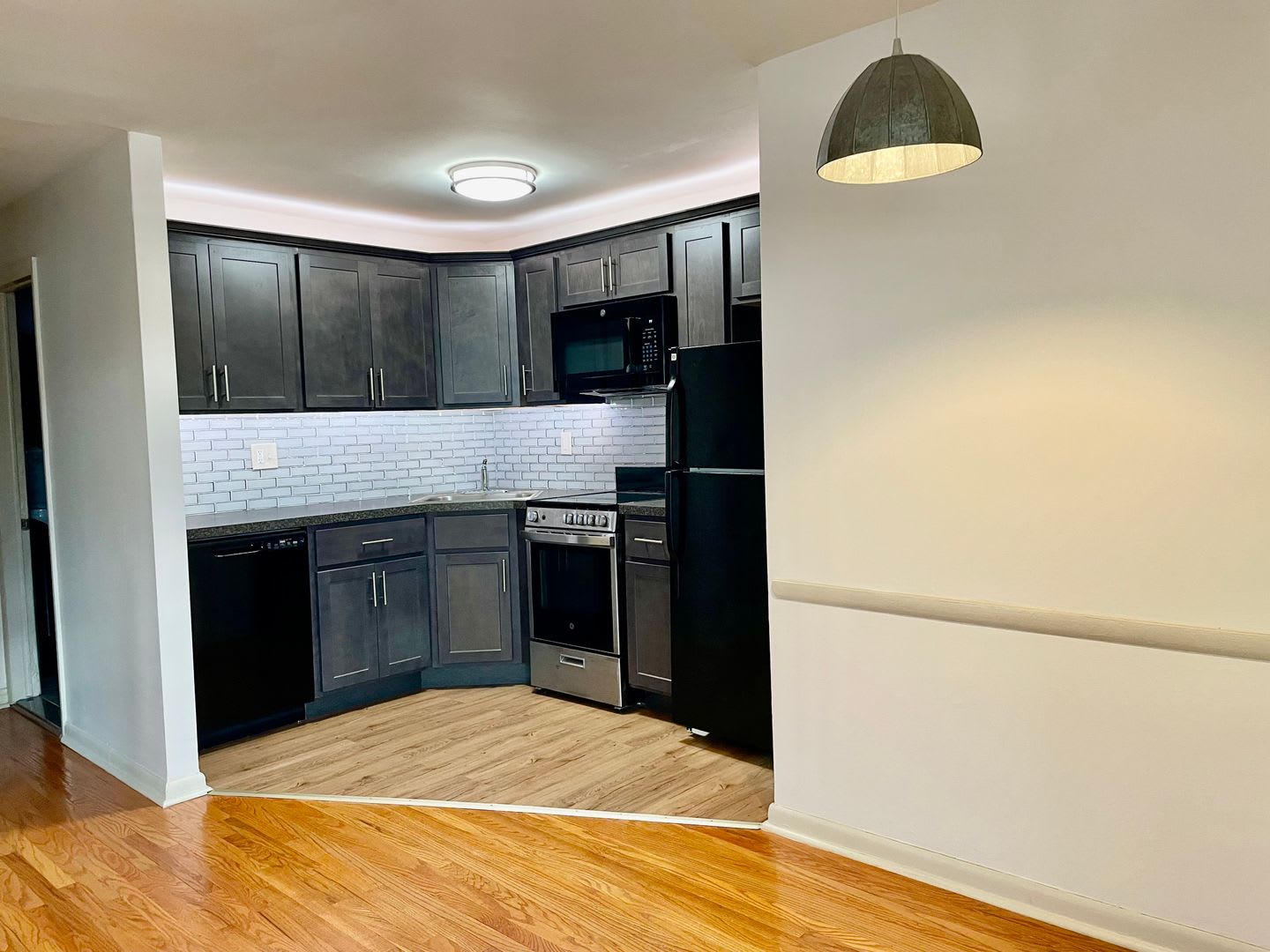 Spacious 1 Bed / 1 Bath Apartment – photo 1