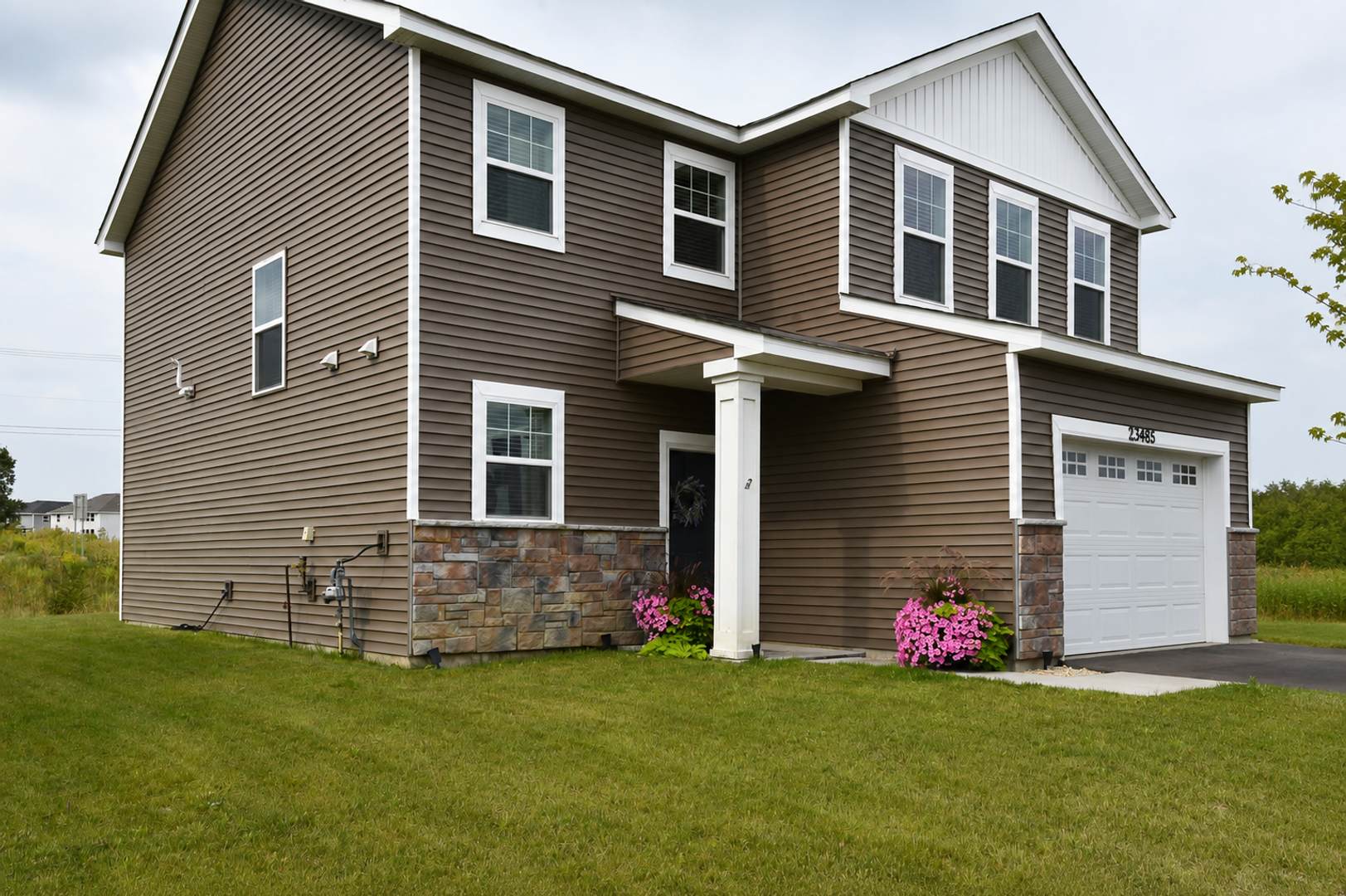 Gorgeous 3 Bed, 3 Bath Home with 2-Car Garage in Rogers, MN! – photo 2
