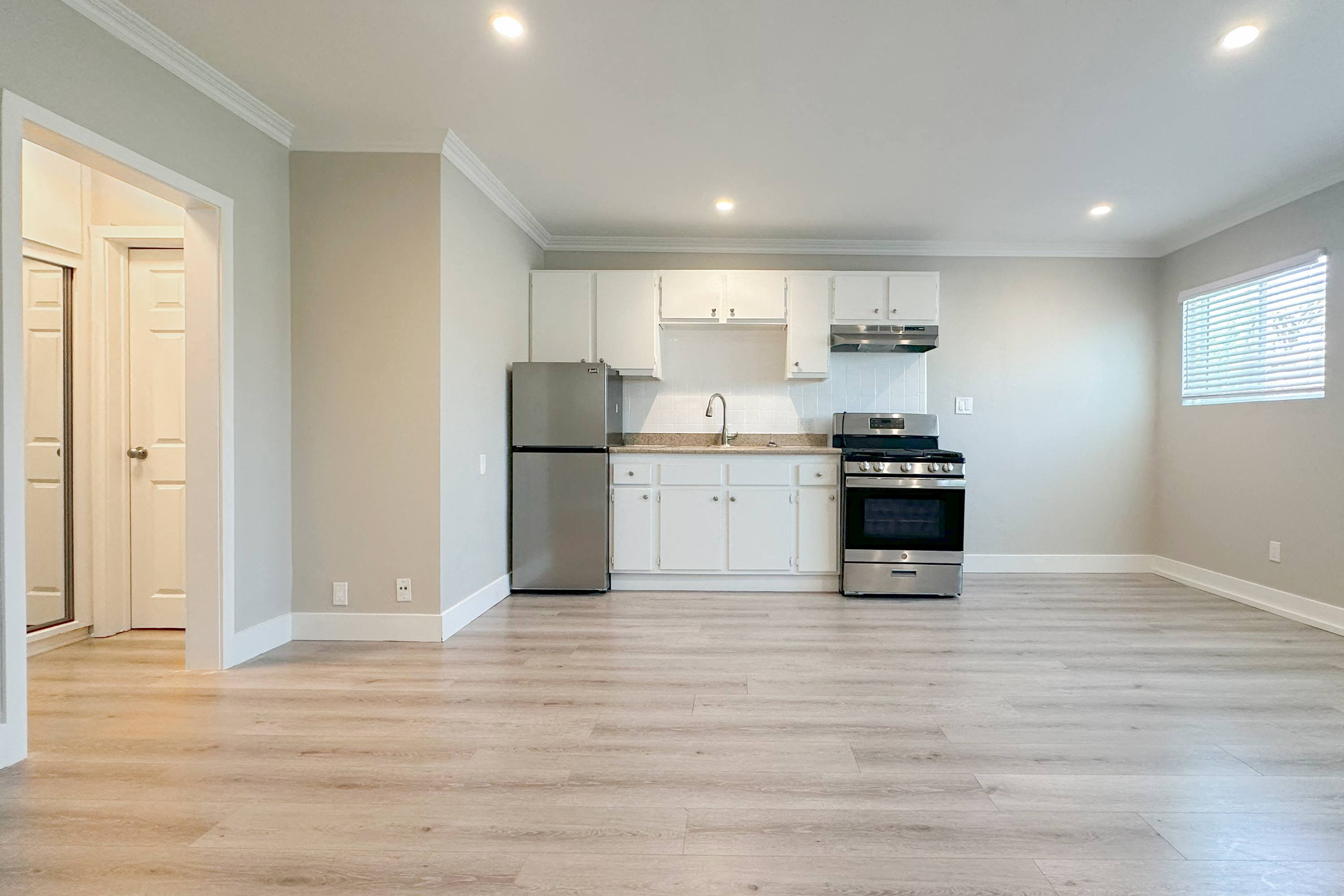 7364 Hollywood Apartments – photo 2