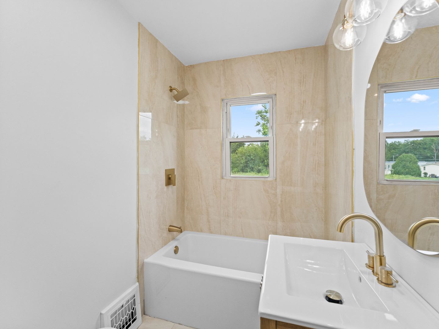 Charming Renovated Home with Modern Updates & Spacious Yard – photo 5