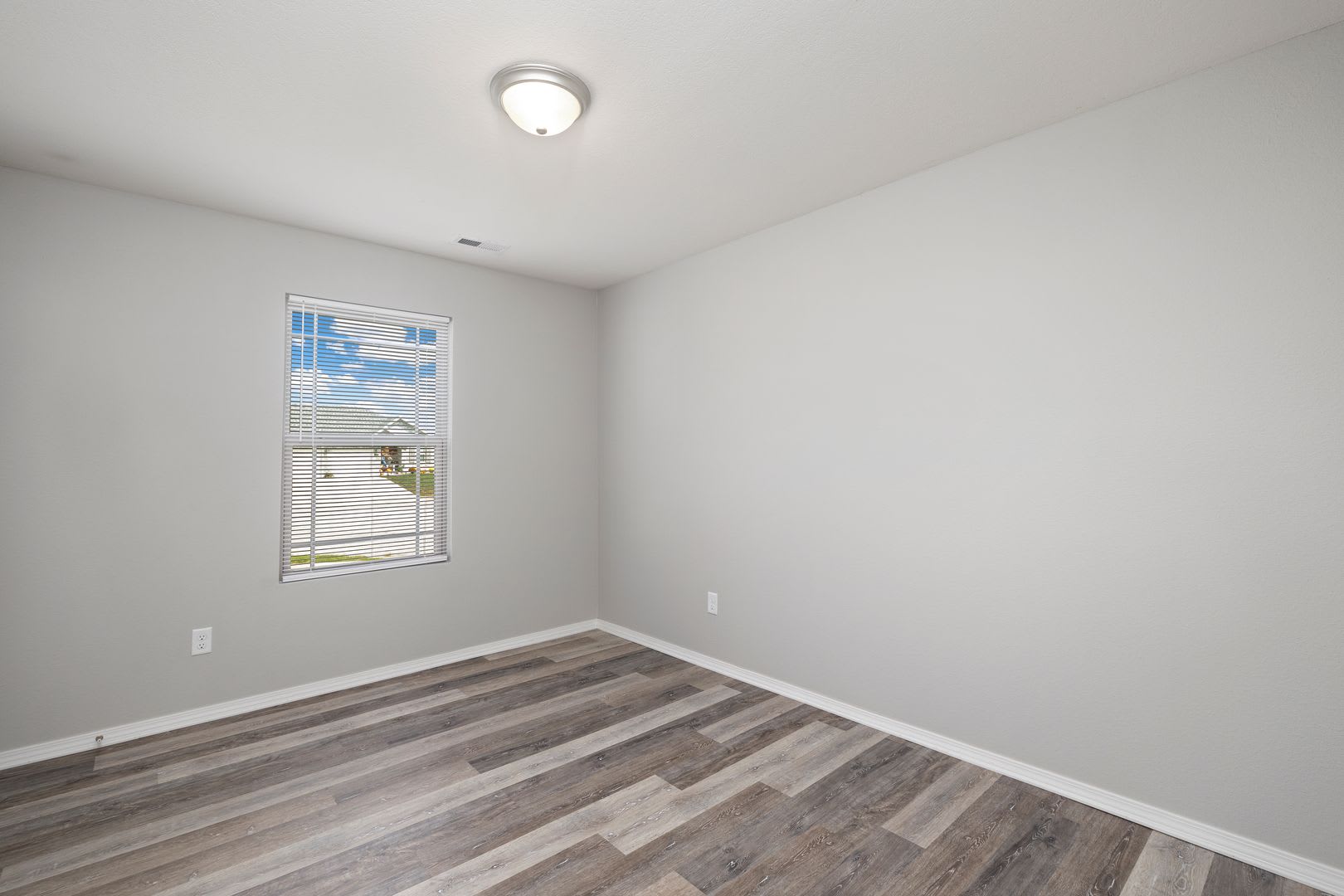 3 bedroom home in Monte Cristo neighborhood with fenced in yard – photo 5