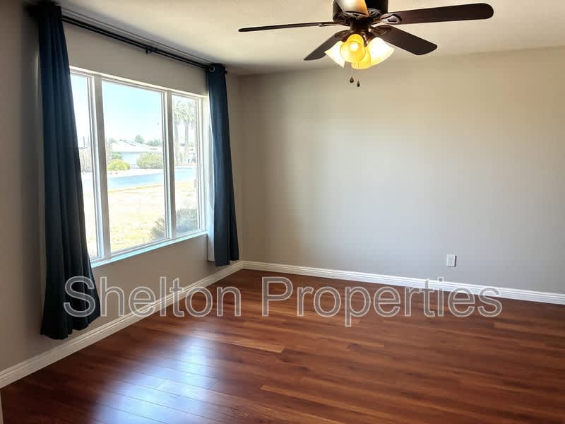 523 E Malibu Dr – photo 2