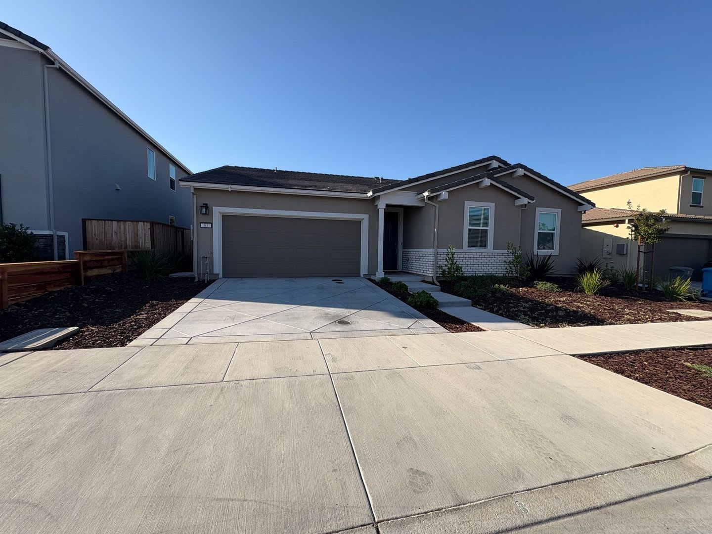 Gorgeous 4 Bedroom Home in Quiet Hollister Neighborhood – photo 1