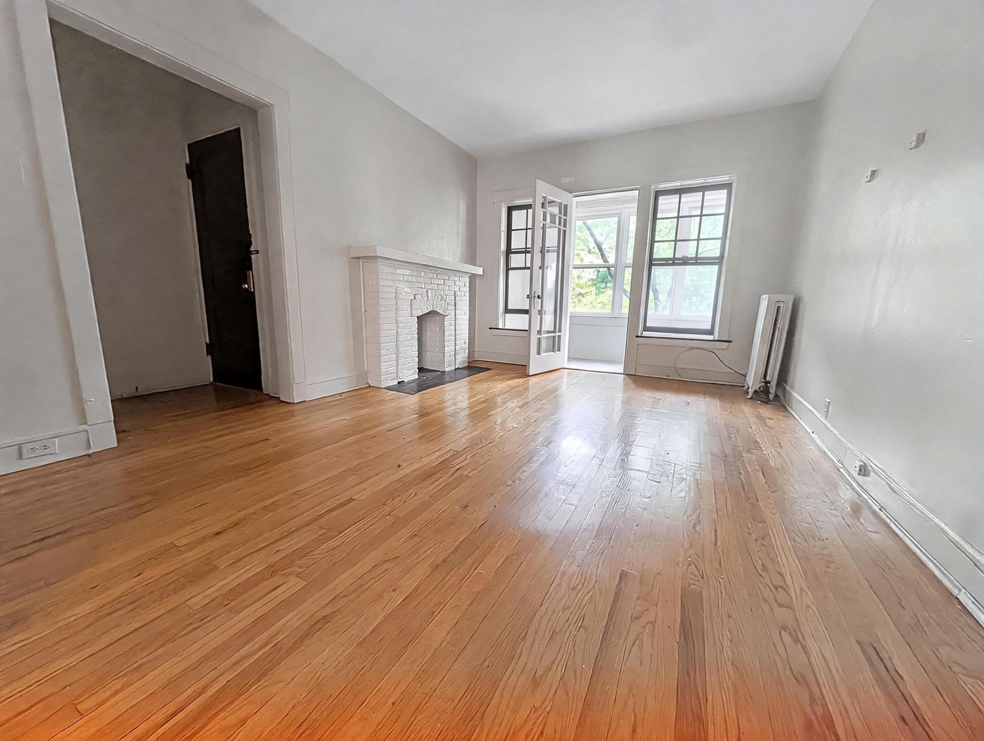 Large and Bright 1-bed/1-bath in Edgewater – photo 3