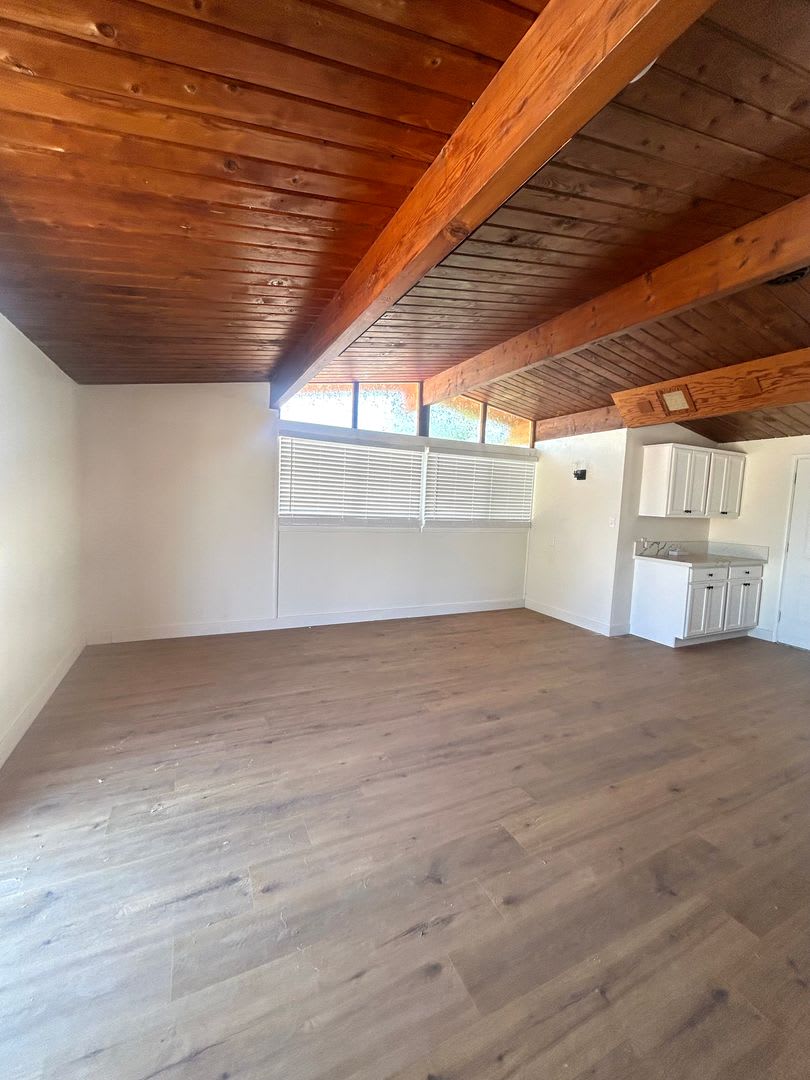 Eclectic 2 Bedroom 1 Bathroom Home – photo 4
