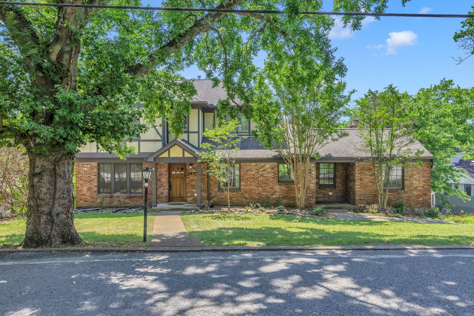 Beautifully Maintained And Move In Ready 4Br Home With A Basement – photo 3