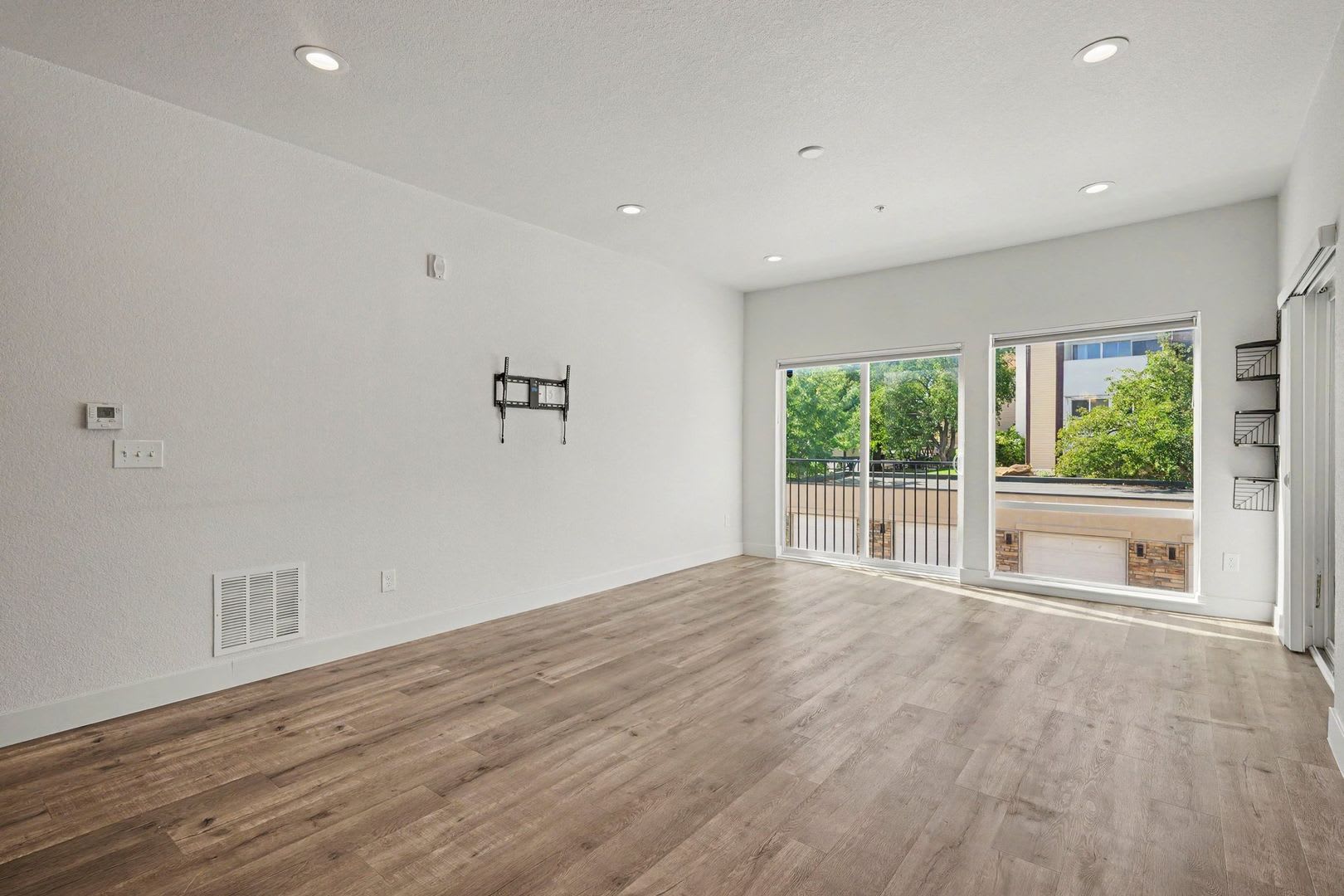 Available NOW! 2 Bedroom 2 Bath Beautiful Condo! – photo 3