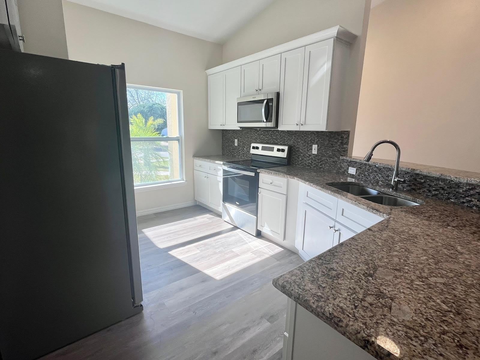 925 LORA Street – photo 3