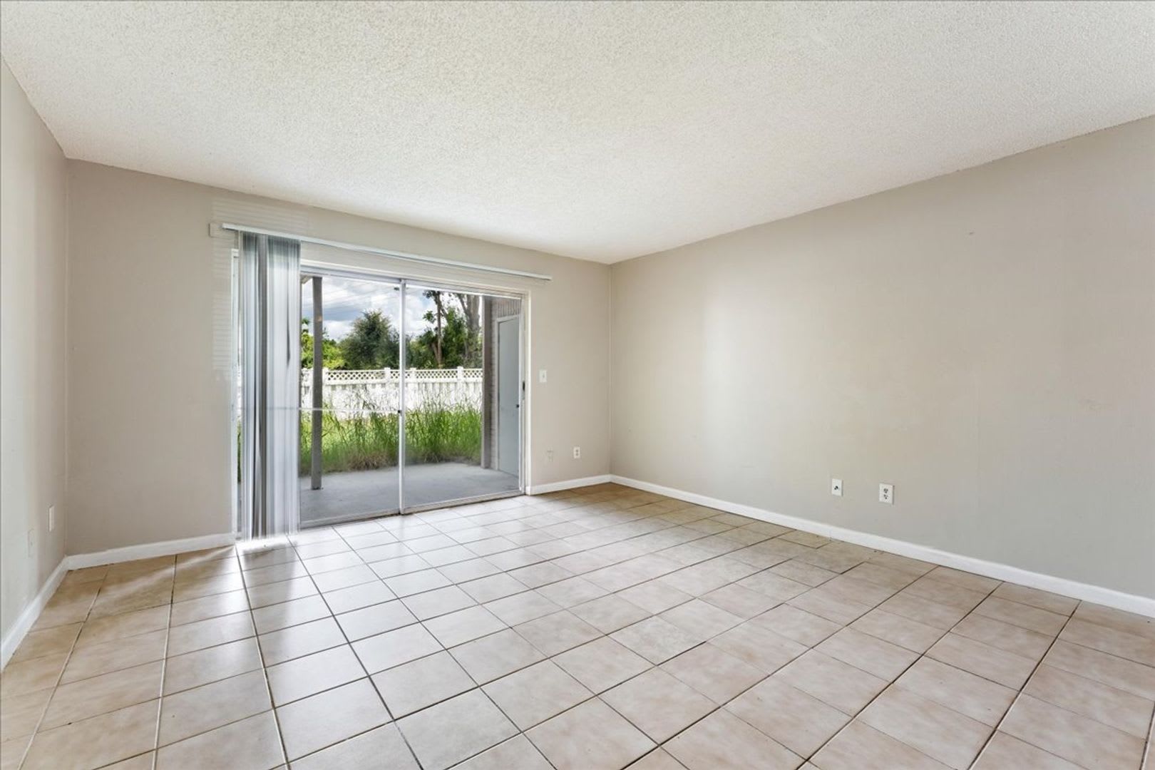 Spacious 4 Bed Condo – photo 5