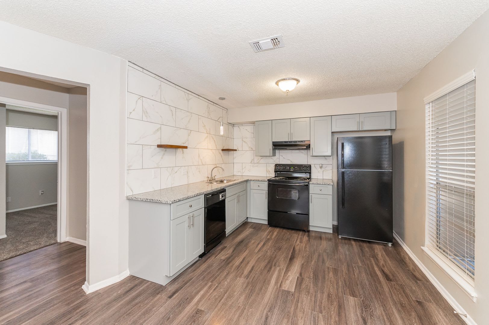 Top Location! Right in the heart of beautiful downtown Boerne! – photo 4