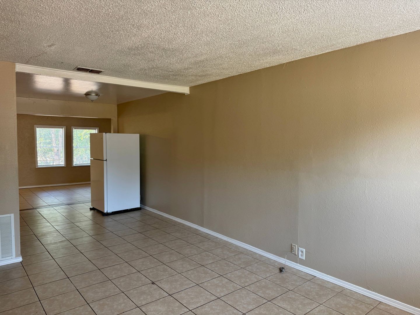 3 Bed 1 Bath Home Backing Up To Lynwood East Park! – photo 4