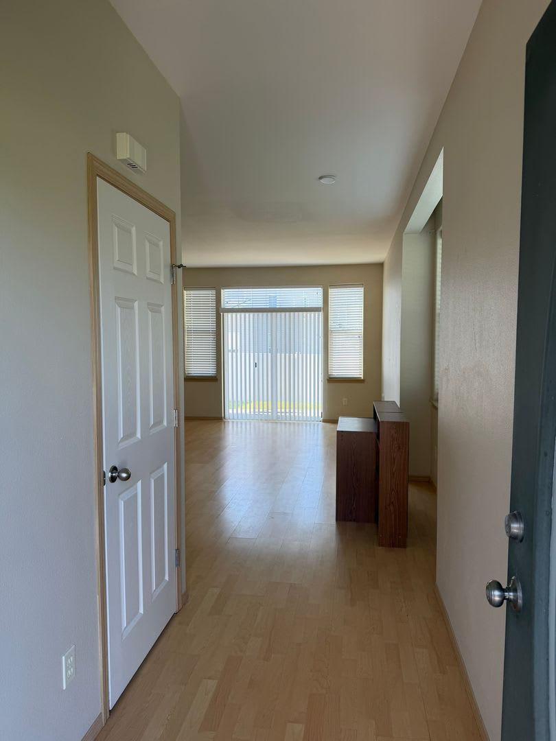 Charming 2-Story Townhome with Vaulted Ceilings – photo 4