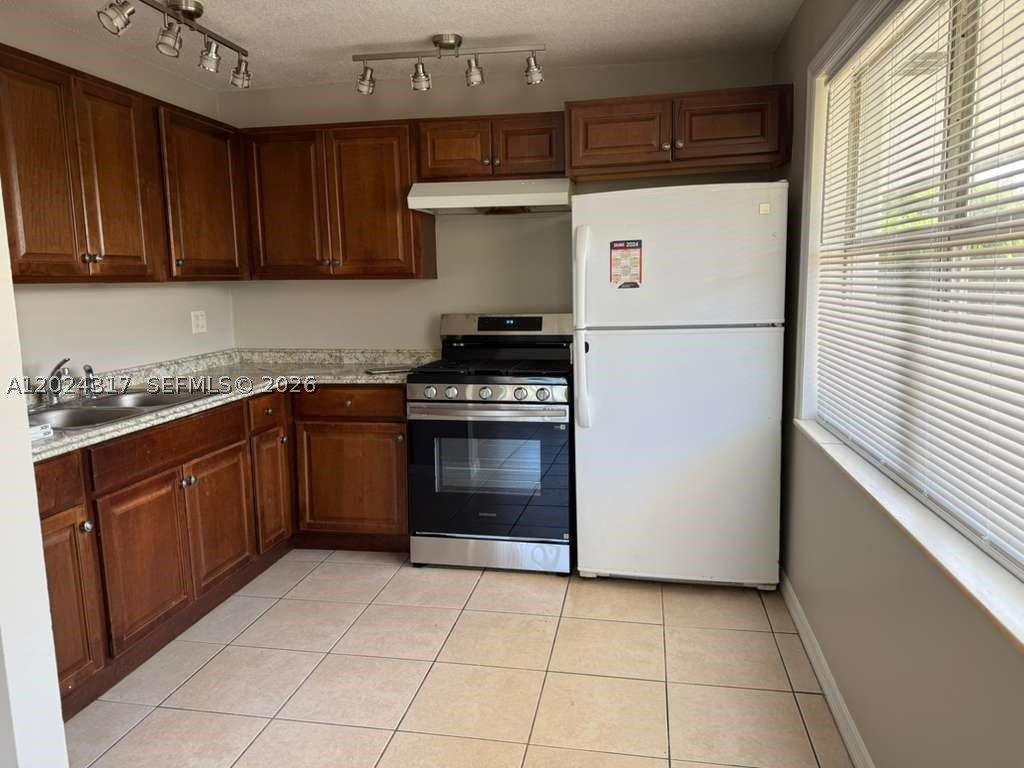 588 Holly Dr – photo 2