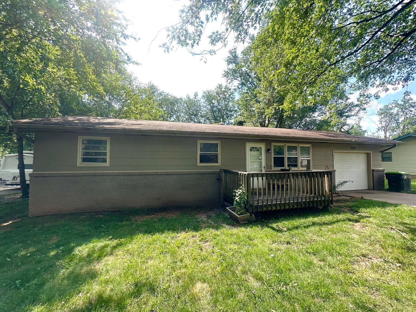 3 Bedroom Home with Garage and Spacious Fenced Yard! – photo 3