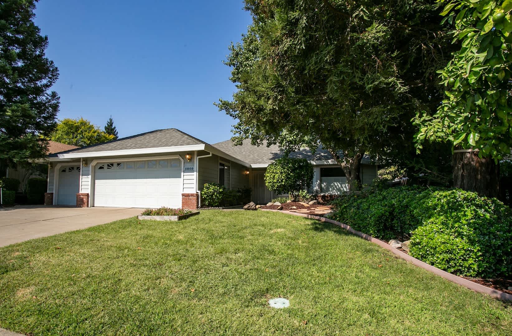 Gorgeous home with a 3 Car Garage! – photo 1