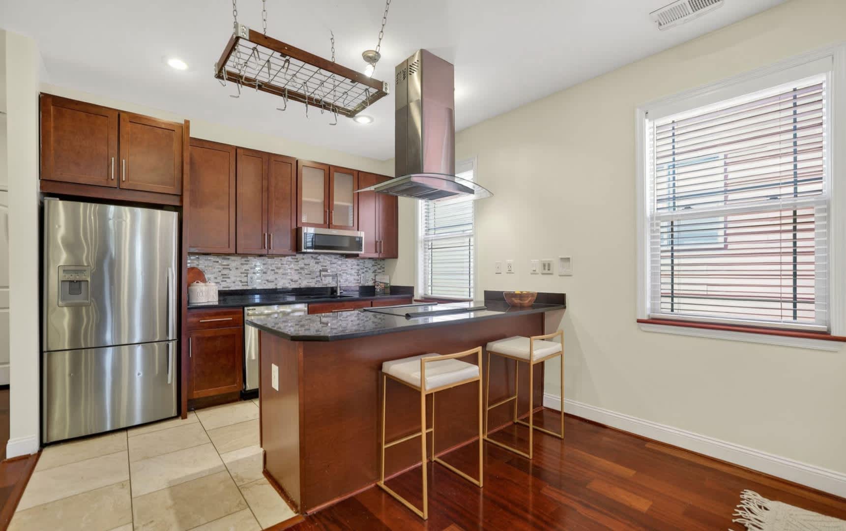 Spacious Two-Level Loft with Gated Parking in Park View! – photo 4