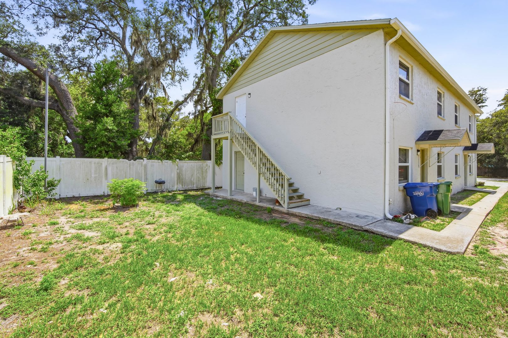 MOVE IN SPECIAL! Completely Remodeled 2 BR / 1 BA 2ND Floor Apartment Available Now! – photo 4