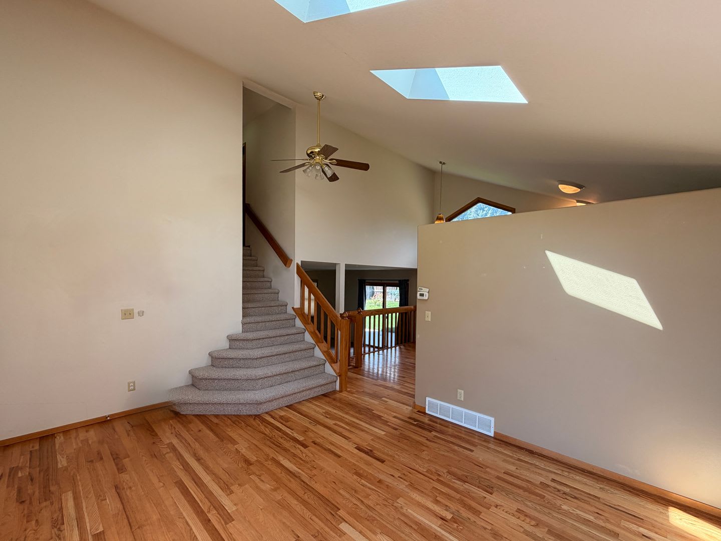 Spacious 3-Bedroom Home with 3-Car Garage & Fenced Yard – photo 4