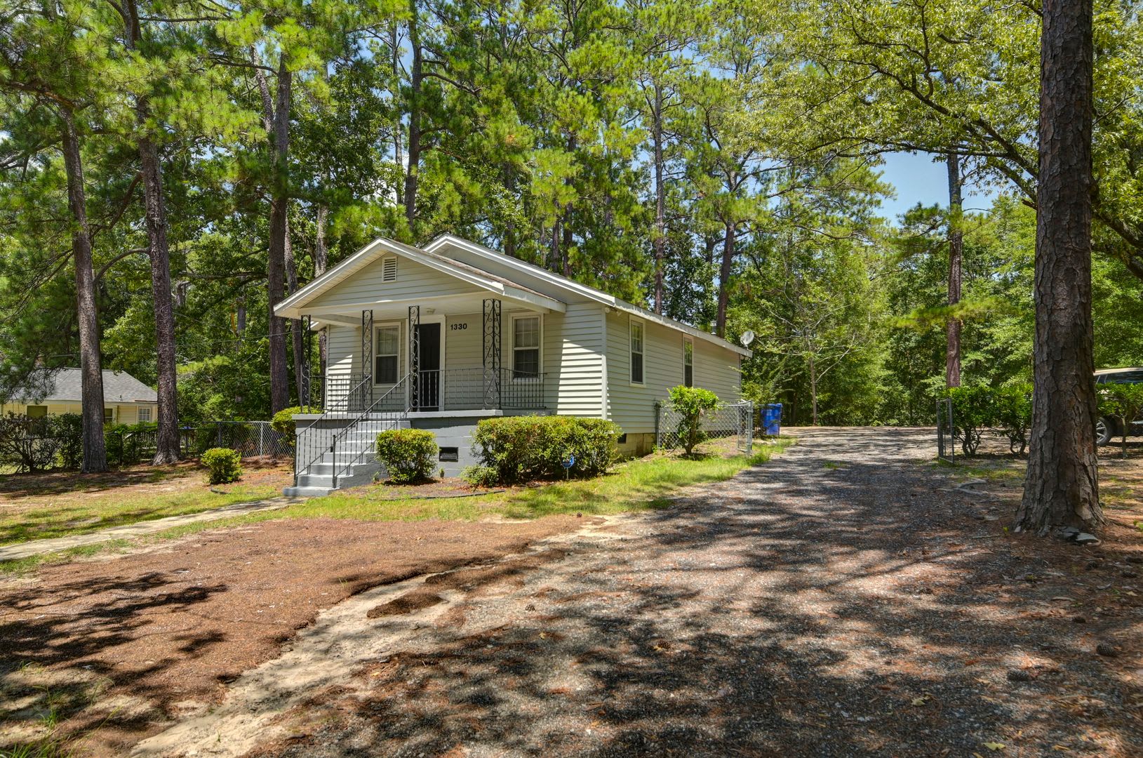 Charming 2 Bedroom Home, close to USC & located on a Large Lot! – photo 2