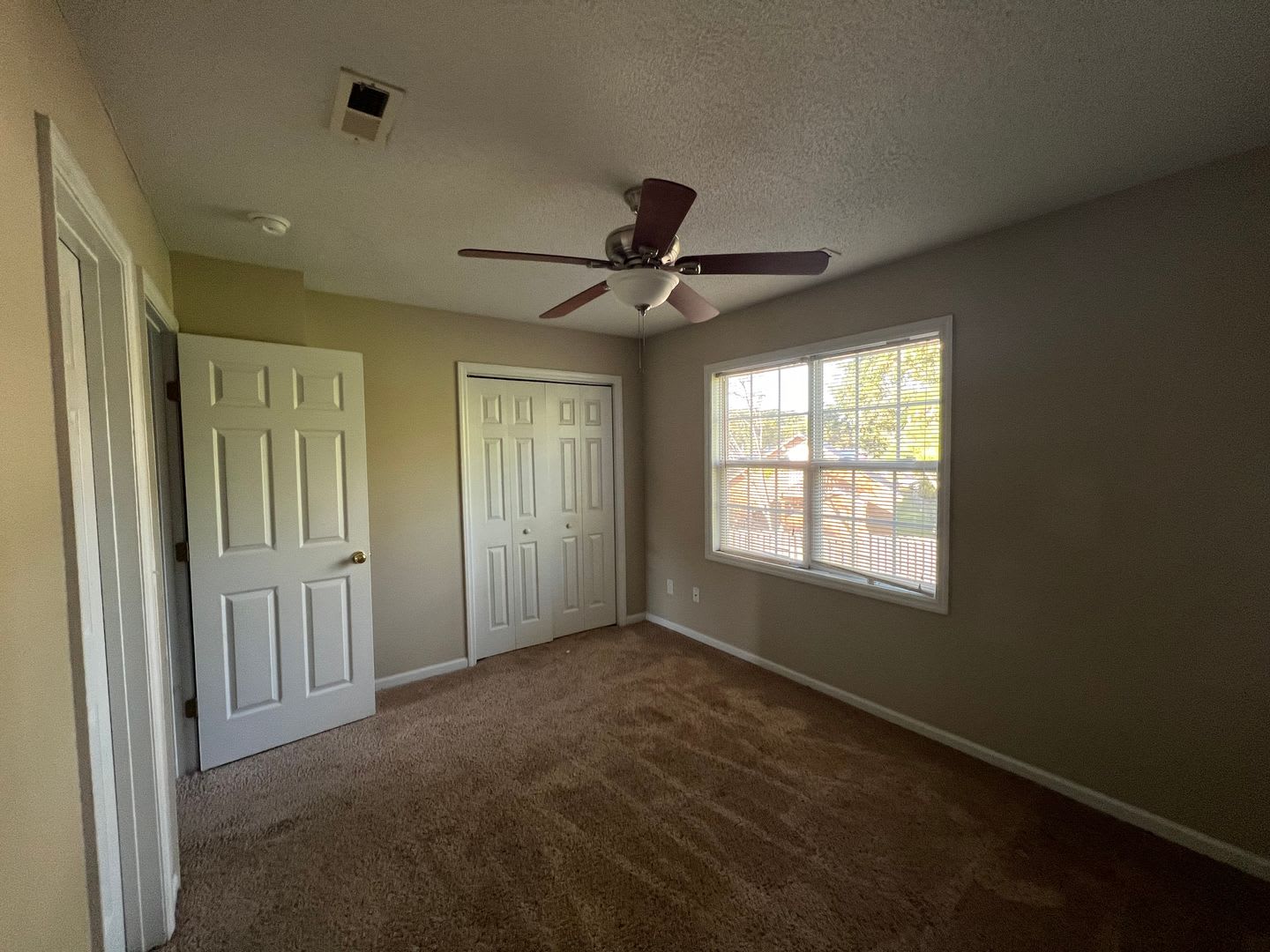 Lovely 2 Bedroom 2 5 Bathroom Townhouse Located At The End Of A Cul De Sac With A Fenced In Back Yard Located In The Brynnwood Town Homes Centrally Located Close To Area Bases Shopping Restaurants Beaches And City Bus Stop A Real Gem – photo 3