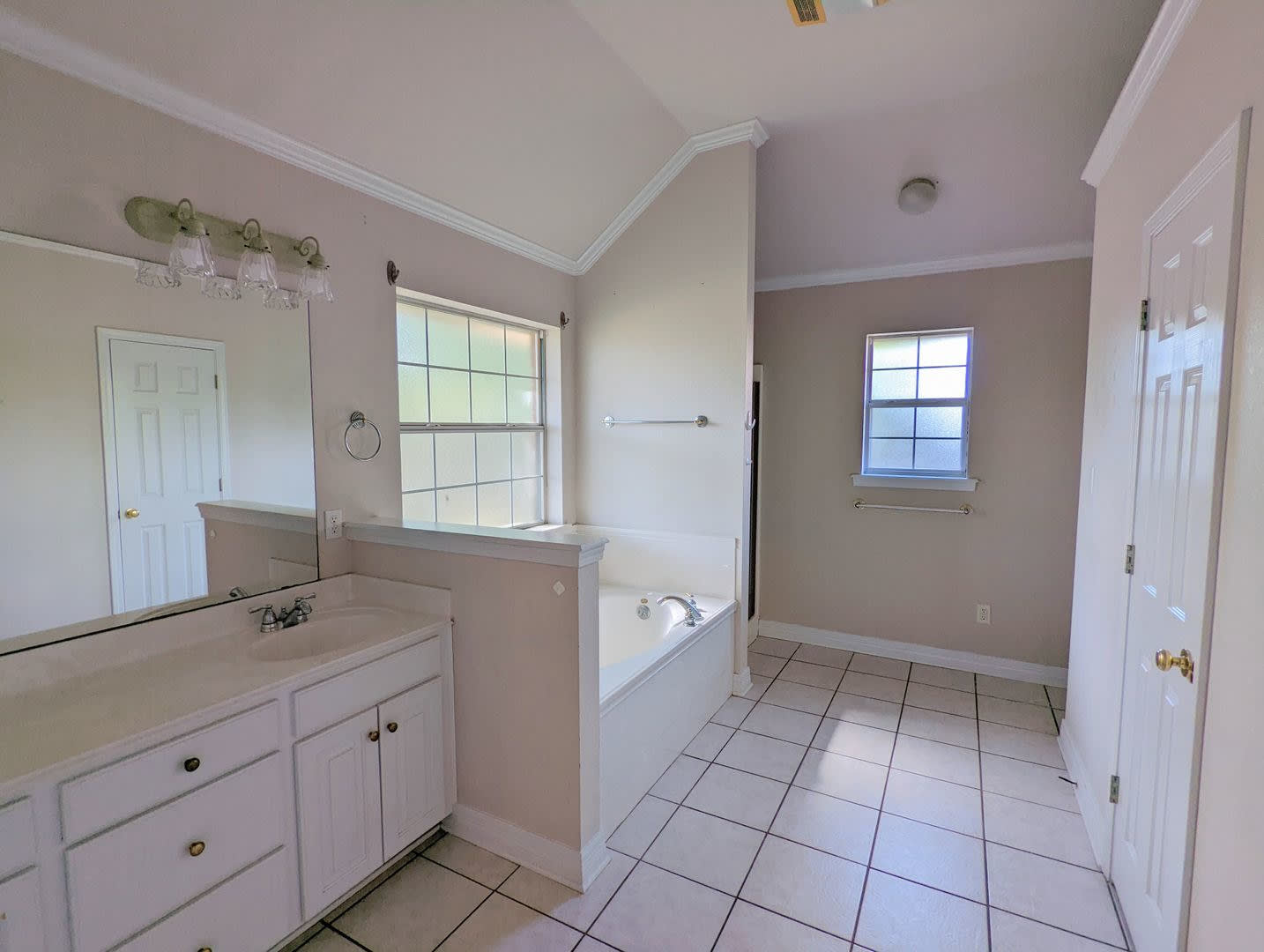 Beautifully Updated Home in North Bossier – Remodeled Kitchen & Modern Finishes! – photo 5