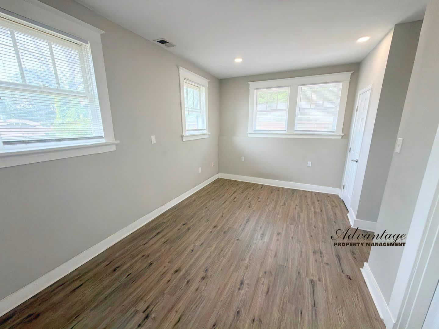 525 N Waldran Blvd Unit 4 – photo 3