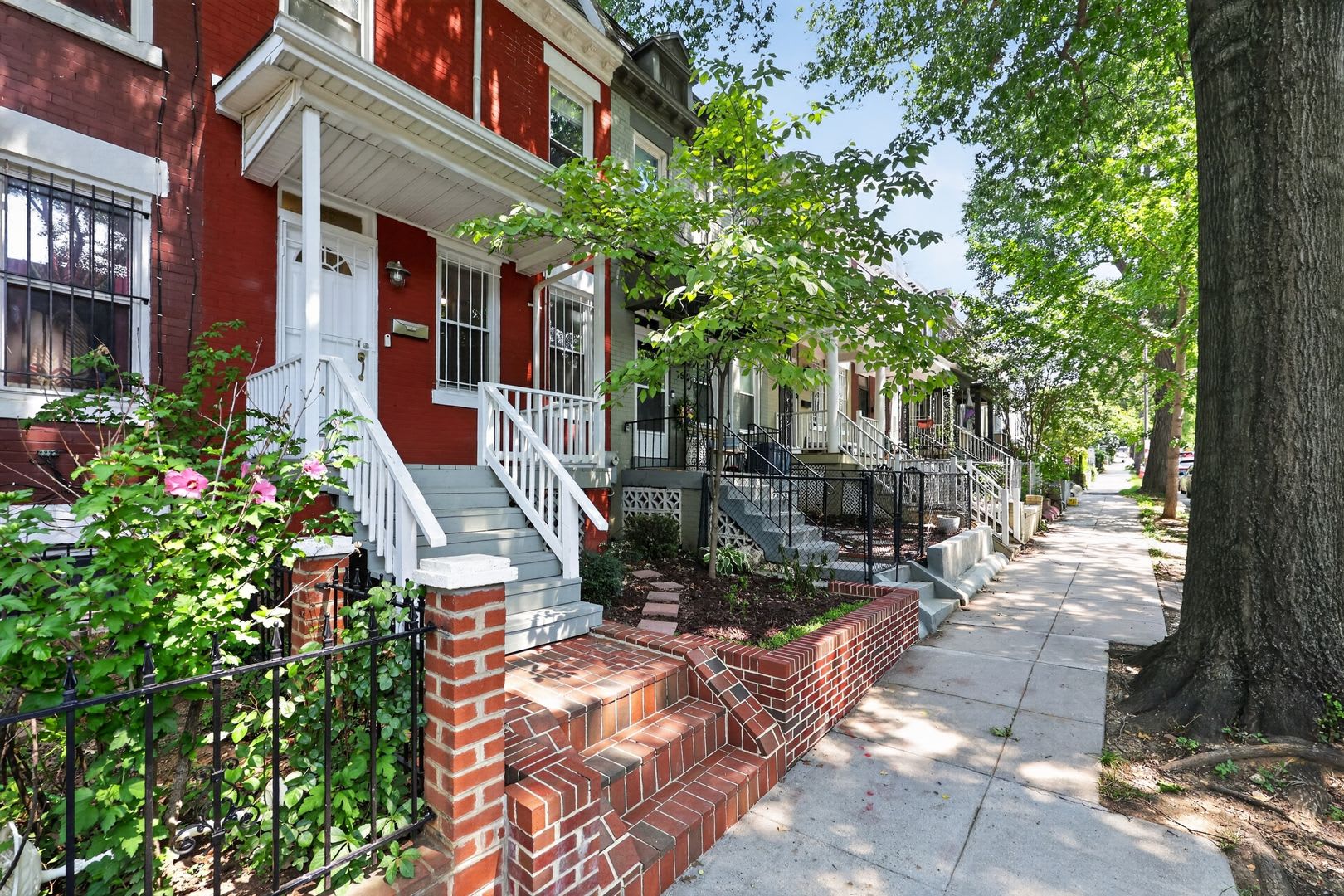 Charming Wardman-Style Rowhouse in Columbia Heights — Private Deck & Fenced Yard – photo 2